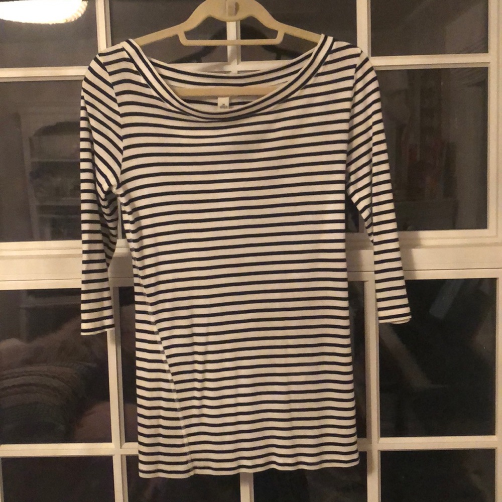 Mid length sleeved shirt